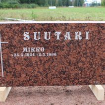 Karjalan punainen 100x50 cm. Edestä hiottuna, sivut sahattu.