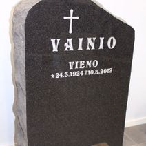 Musta 45x70 cm. Edestä hiottu, sivut louhittuna.