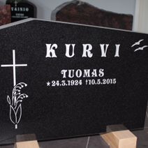 Musta 70x50 cm. Edestä hiottu, sivut sahattu.