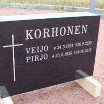 Musta 70x45 cm. Edestä hiottu, sivut sahattu.