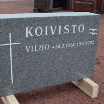 Harmaa 70x45 cm. Edestä hiottu, sivut sahattu.